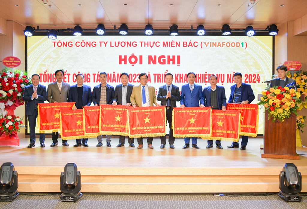 Phó Chủ tịch Ủy ban Đỗ Hữu Huy trao Cờ thi đua của Ủy ban cho những đơn vị xuất sắc, dẫn đầu phong trào thi đua của Tổng công ty Lương thực miền Bắc