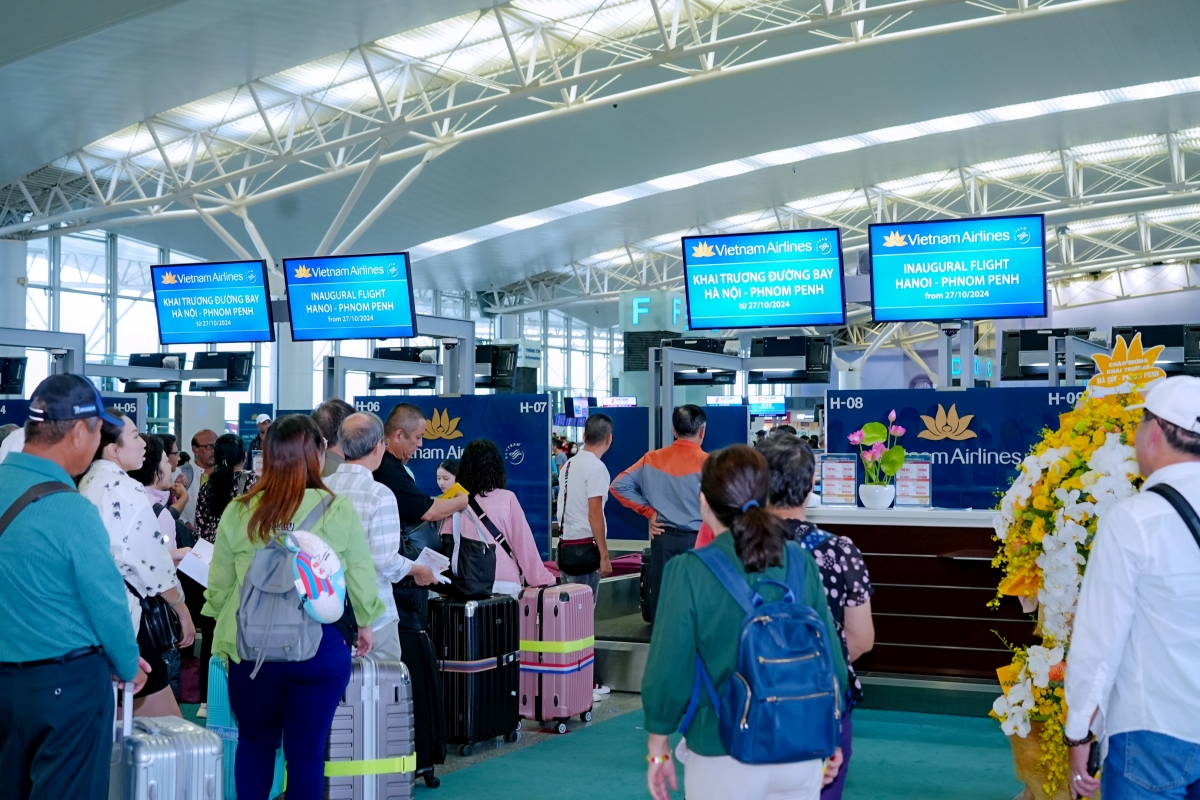 Vietnam Airlines khai trương đường bay thẳng Hà Nội - Phnom Penh.