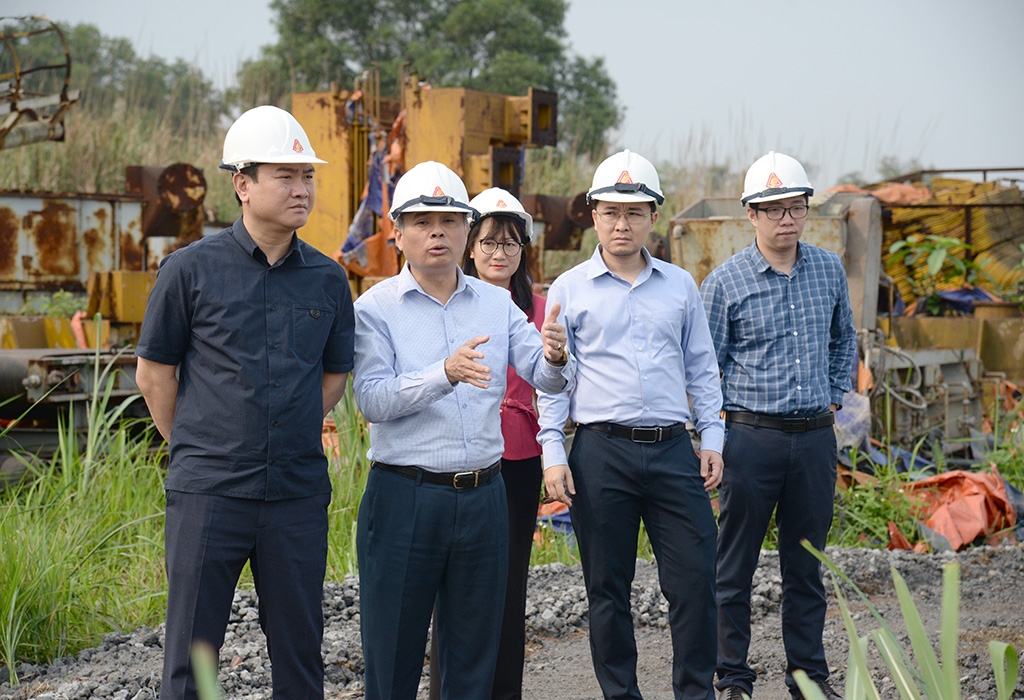 Phó Chủ tịch Nguyễn Cảnh Toàn cùng đoàn công tác Ủy ban khảo sát tại hiện trường Dự án mở rộng giai đoạn 2 Nhà máy Gang thép Thái Nguyên (TISCO 2) vào ngày 29/3/2024