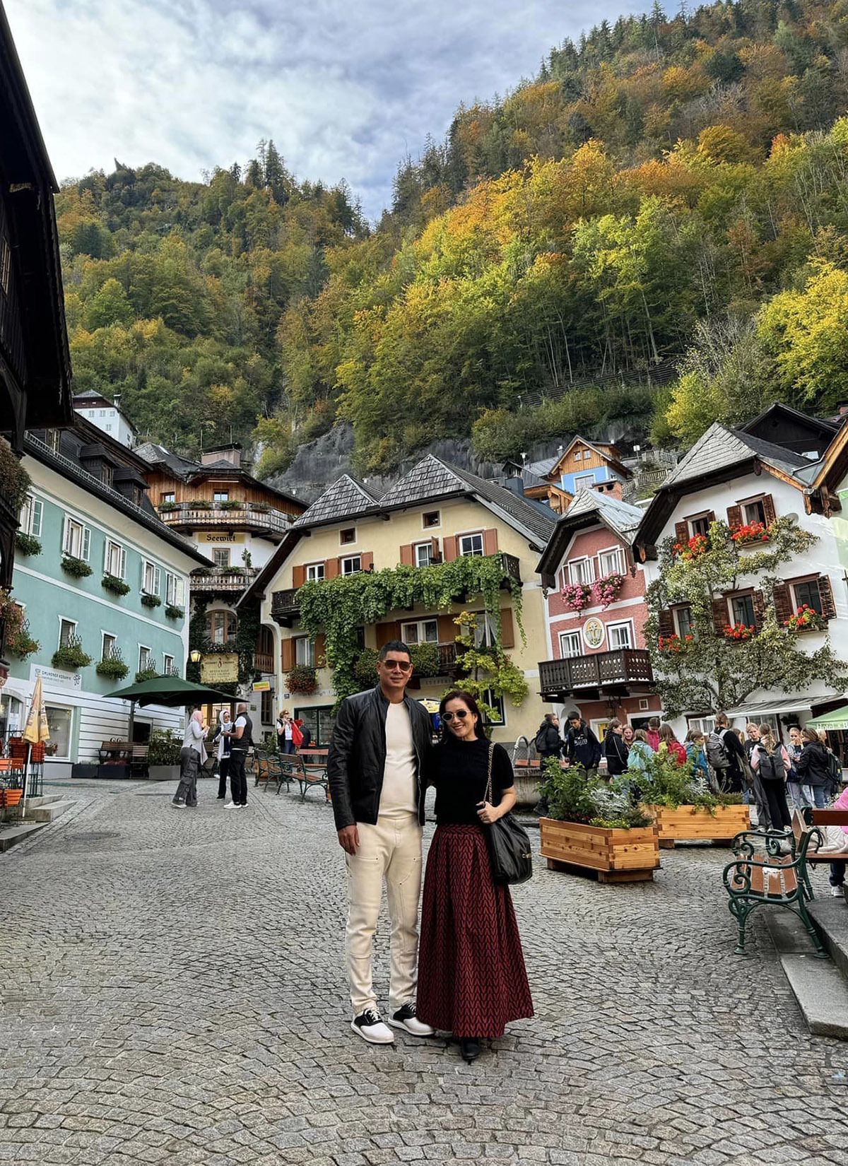 Diễn viên Bình Minh cùng vợ CEO tình tứ tay trong tay đi tham quan, ngắm ngôi làng cổ Hallstatt được mệnh danh 'xứ thần tiên' ở Áo.