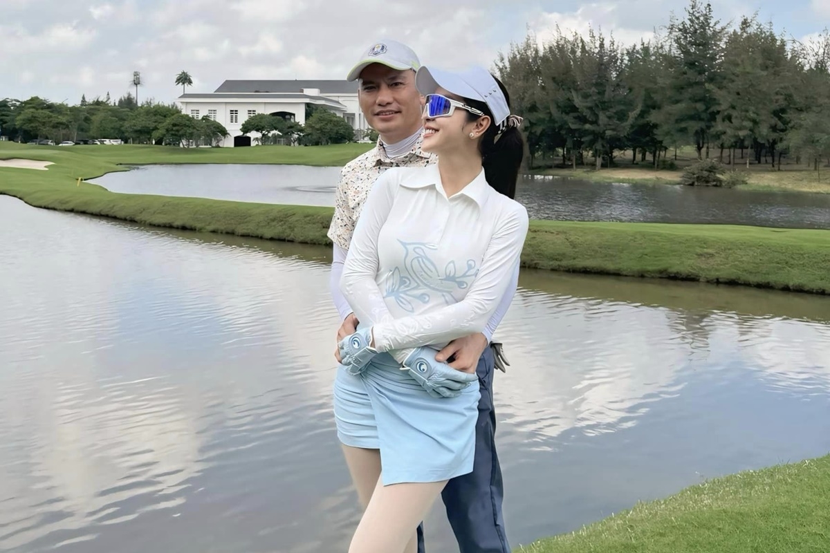Jennifer Phạm nắm tay ông xã Đức Hải trên sân golf. “Sống là tìm thấy niềm vui trong từng khoảnh khắc của cuộc sống”, người đẹp viết. (Nguồn: FBNV)
