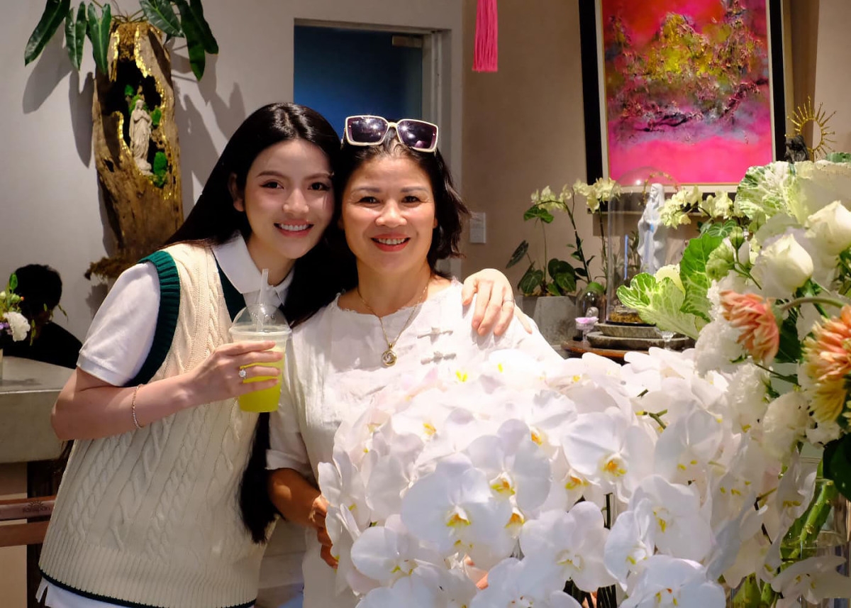 Chu Thanh Huyền - vợ cầu thủ Quang Hải đăng ảnh tình cảm bên mẹ chồng. (Nguồn: FBNV)