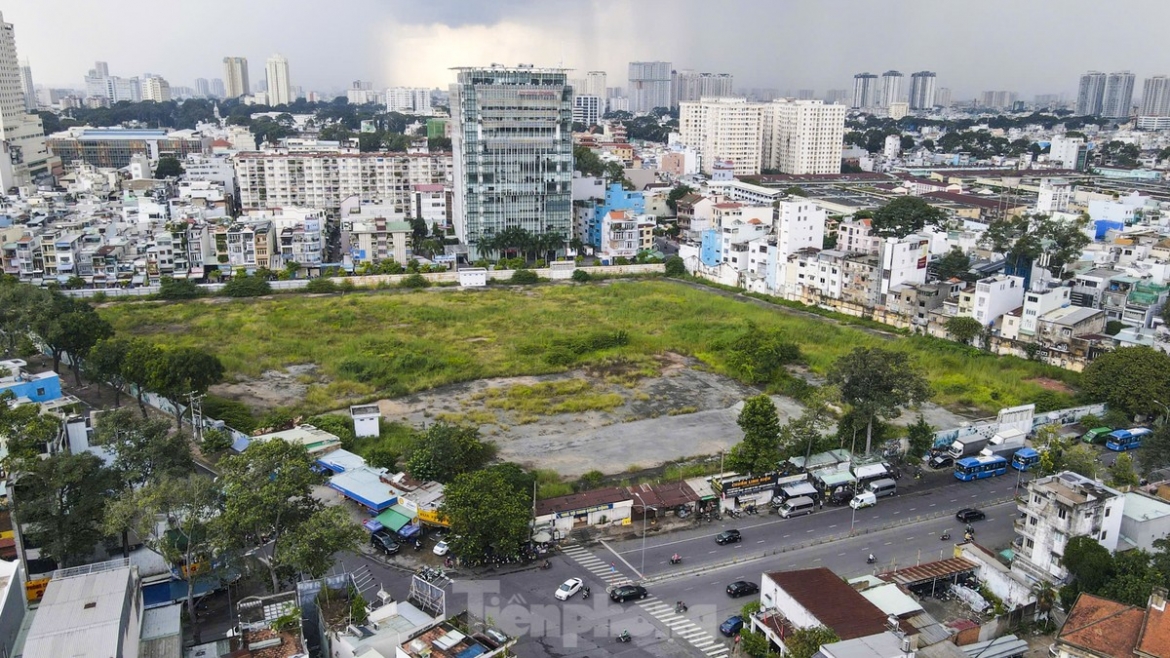 Liên quan đất công, UBND TPHCM đang thực hiện các thủ tục pháp lý để thu hồi khu đất 3,1ha tại số 152 Trần Phú (quận 5). Đây là khu đất có vị trí 3 mặt tiền đường Trần Phú - Lê Hồng Phong - Trần Nhân Tôn.