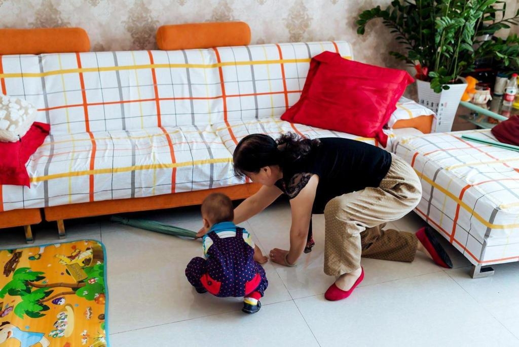 Mẹ chồng tranh thủ trông trẻ khi trông cháu nội (Ảnh minh họa, nguồn: KT)