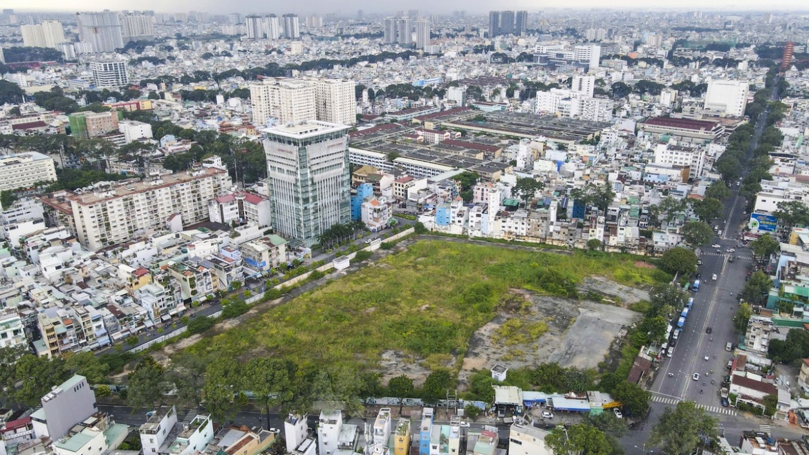 Mới đây, Sở Tài nguyên và Môi trường TPHCM ra thông báo thu hồi và huỷ bỏ giấy chứng nhận quyền sử dụng đối với khu đất này.