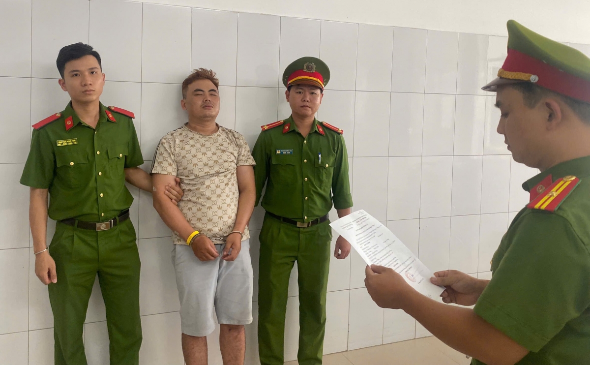 Cơ quan Cảnh sát điều tra Công an thành phố Đà Nẵng tống đạt các quyết định đối với Phan Văn Minh.