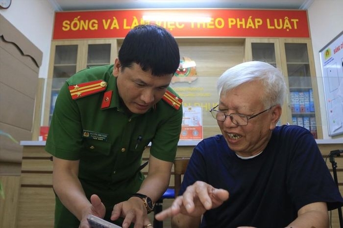 Trong thời gian công tác tại phường Láng Thượng, Trung tá Nguyễn Anh Tuấn đã trực tiếp chỉ đạo và thực hiện chiến dịch cấp căn cước công dân (CCCD) gắn chip