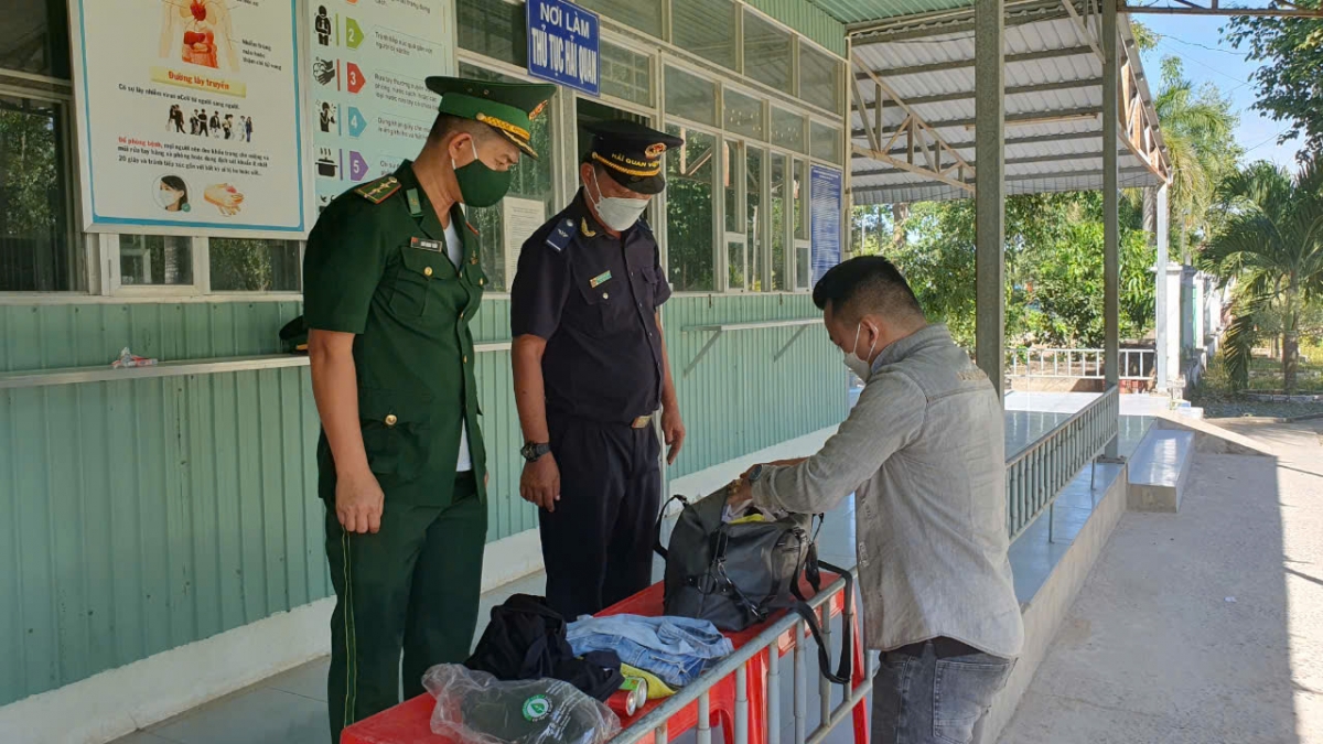 Đồn biên phòng Cửa khẩu Quốc gia Mỹ Quý Tây kiểm soát chặt chẽ người và phương tiện qua lại biên giới