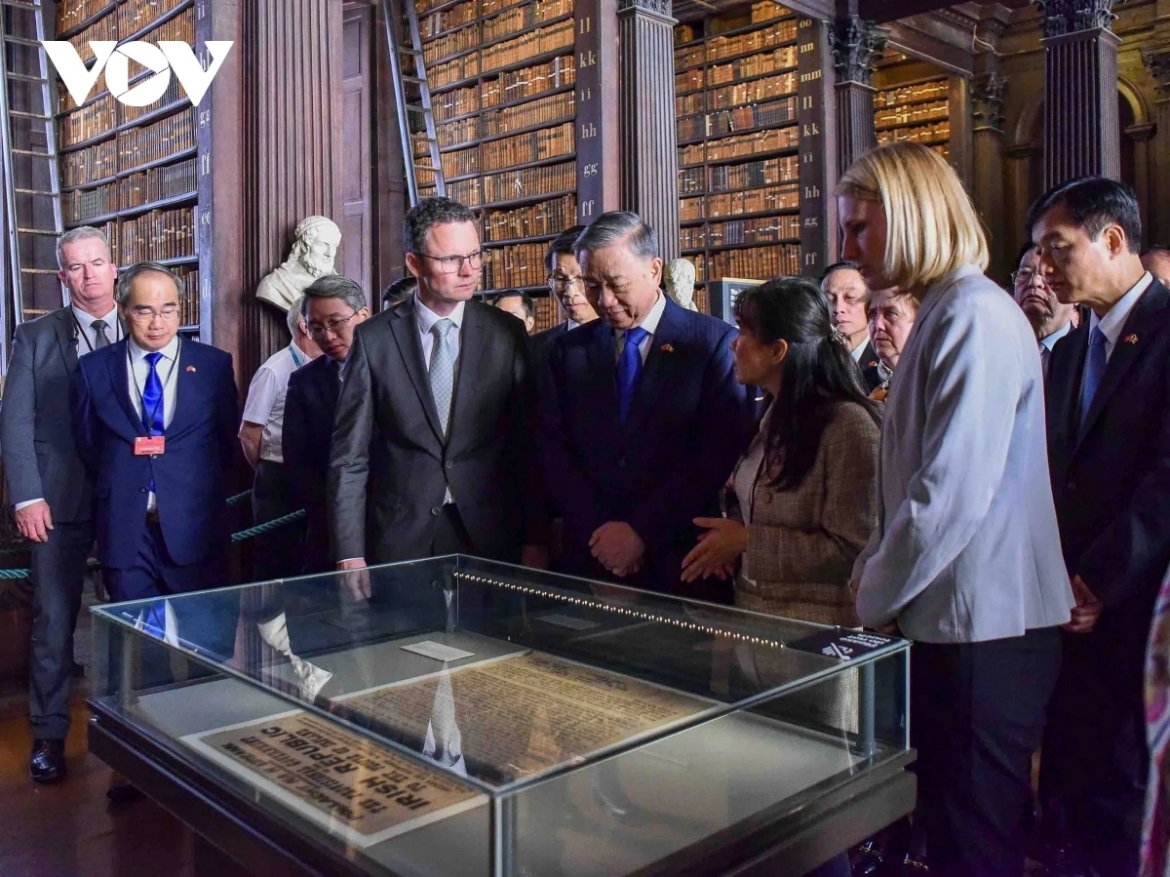Tại trường Đại học Trinity Dublin, Tổng Bí thư, Chủ tịch nước Tô Lâm tới thăm phòng sách, nơi trưng bày bản gốc cuốn sách thời trung cổ: Book of Kells; tham quan Thư viện cổ, nghe giới thiệu “Bản tuyên ngôn độc lập của Ireland năm 1916” và cây Đàn hạc biểu tượng của Ireland. Một trong ba cây đàn hạc duy nhất của thời Trung cổ Ireland còn lại đến nay và ký sổ khách danh dự.