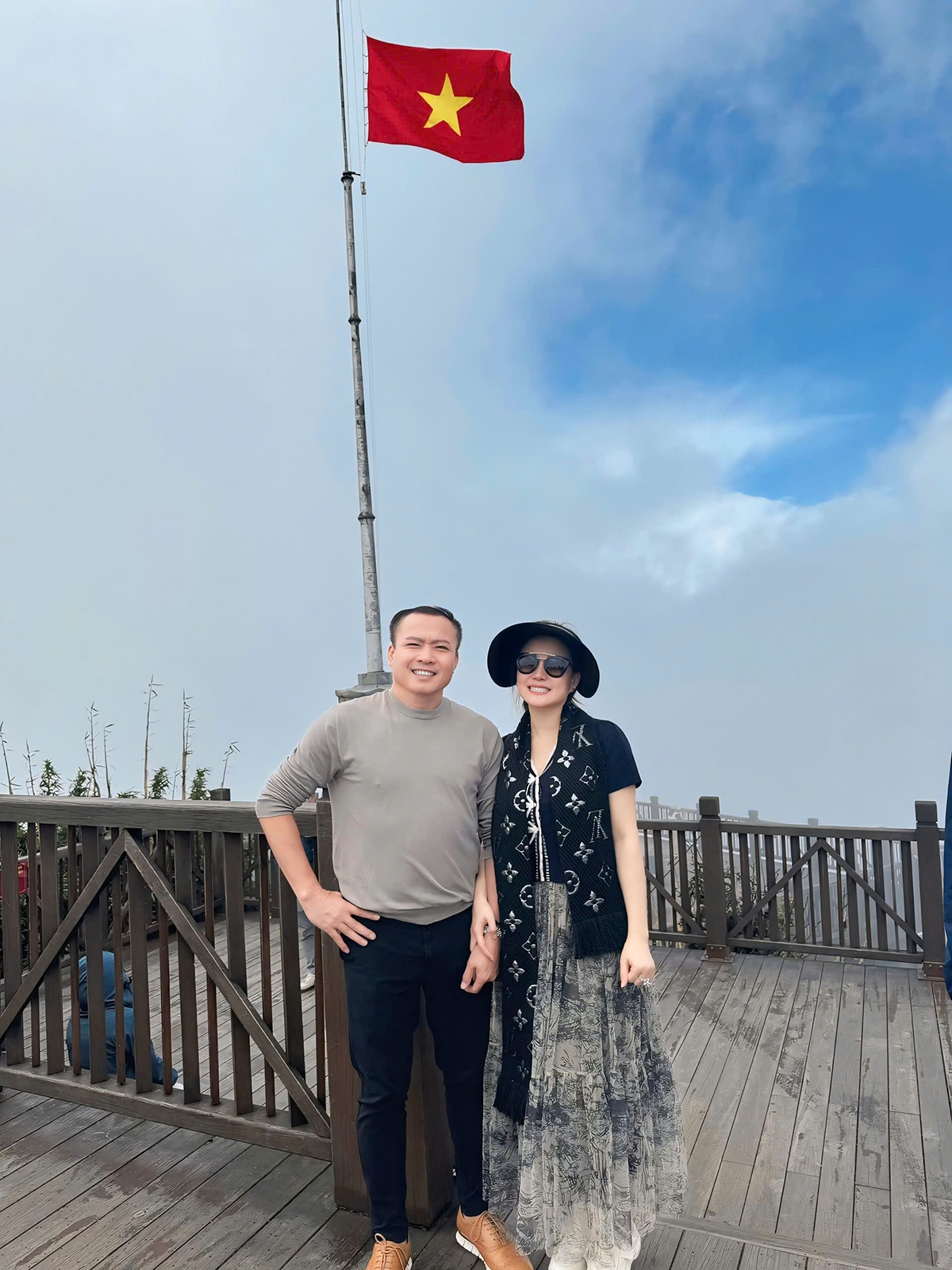 Ca sĩ Vy Oanh cùng ông xã Lê Thiện trong chuyến du lịch kết hợp biểu diễn, làm từ thiện ở Sapa, Lào Cai. (Nguồn: FBNV)