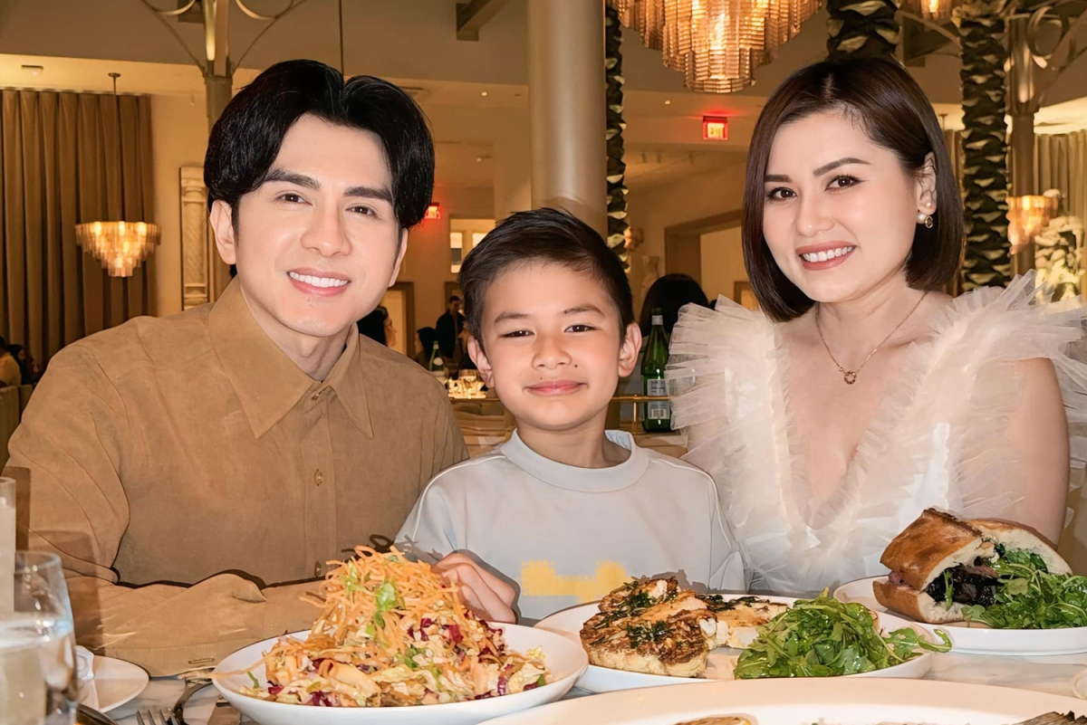 Sao Việt 29/10: Ca sĩ Đan Trường đưa vợ cũ và con trai đi ăn nhà hàng, mừng sinh nhật doanh nhân Thủy Tiên. Nhiều khán giả nhận xét Đan Trường và doanh nhân Thủy Tiên trông đẹp đôi, tình cảm, không giống đã ly hôn.
