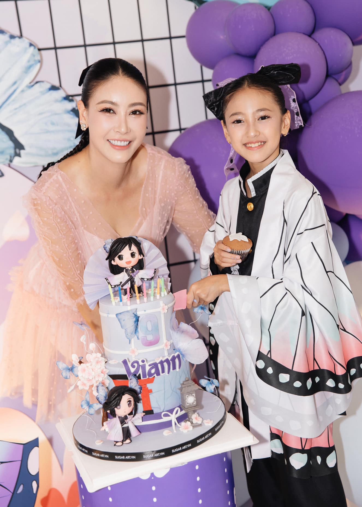 Bé Viann - con gái Hà Kiều Anh - hóa trang nhân vật truyện tranh, mừng sinh nhật lần thứ 9 bên bố mẹ, hai anh trai và bạn bè.