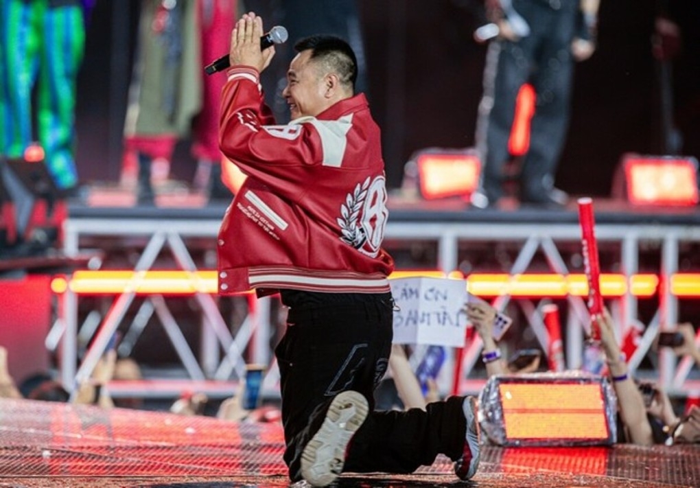 Sao Việt 24/10: Tự Long nói về khoảnh khắc quỳ lạy trước 20.000 khán giả dự concert Anh trai vượt ngàn chông gai. NSND cho biết anh chỉ làm theo cảm xúc của trái tim, biết ơn tình cảm khán giả dành cho mình. "Khi đó, tôi xin phép đại diện cho 33 anh tài cảm tạ sự yêu thương của người hâm mộ. Nếu có gì không phải, xin mọi người bỏ qua", anh nói.