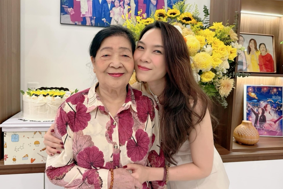 Mỹ Tâm cùng mọi người trong gia đình tổ chức tiệc sinh nhật cho mẹ tại quê nhà Đà Nẵng. “Được bên cạnh mẹ yêu ăn sinh nhật. Điều ước lớn nhất của các con là ba mẹ thật mạnh khỏe và vui vẻ”, cô bày tỏ. (Nguồn: FBNV)