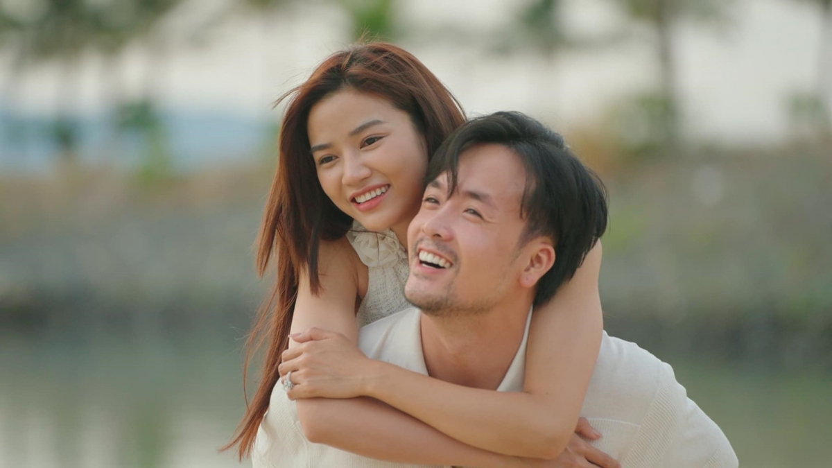 Diễn viên Anh Đào “Gặp em ngày nắng” đăng clip bạn trai cầu hôn mình trên bãi biển Nha Trang.