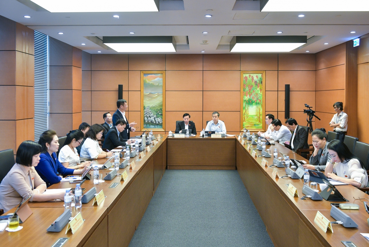 Các đại biểu Quốc hội thảo luận tại tổ chiều 29/10