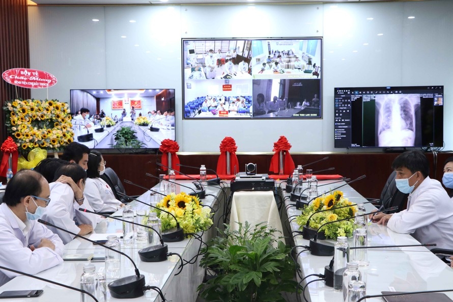 Chuyển đổi số góp phần nâng cao chất lượng cuộc sống của người dân, xoá dần khoảng cách về địa lý. Trong ảnh các bác sĩ Chợ Rẫy hội chẩn khám bệnh từ xa cho bệnh nhân ở Côn Đảo.