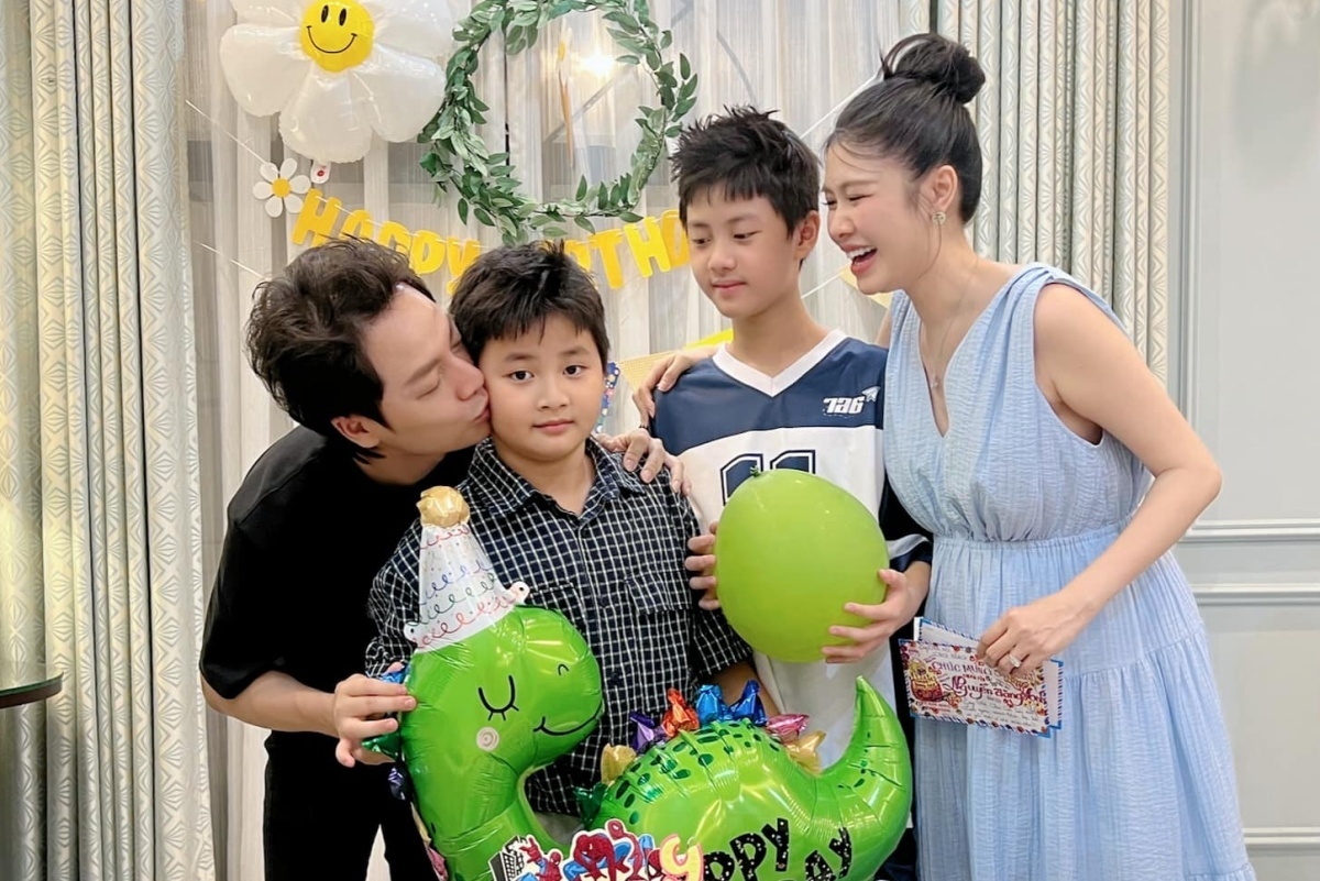 Vợ chồng Đăng Khôi – Thủy Anh mừng sinh con trai thứ hai. “Vậy là em bé Đăng Anh của bố mẹ nay đã tròn 9 tuổi rồi, thế nhưng tâm hồn của con vẫn bé bỏng lắm. Cả nhà mình luôn vui vẻ và hạnh phúc một phần nhờ sự hài hước và đáng yêu của con đấy”, nam ca sĩ viết. (Nguồn: FBNV)