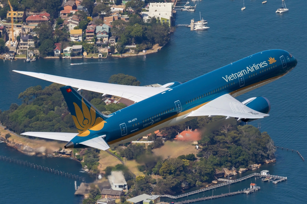 Vietnam Airlines hiện cung cấp dịch vụ vận tải hàng không trên gần 100 đường bay nội địa và quốc tế.