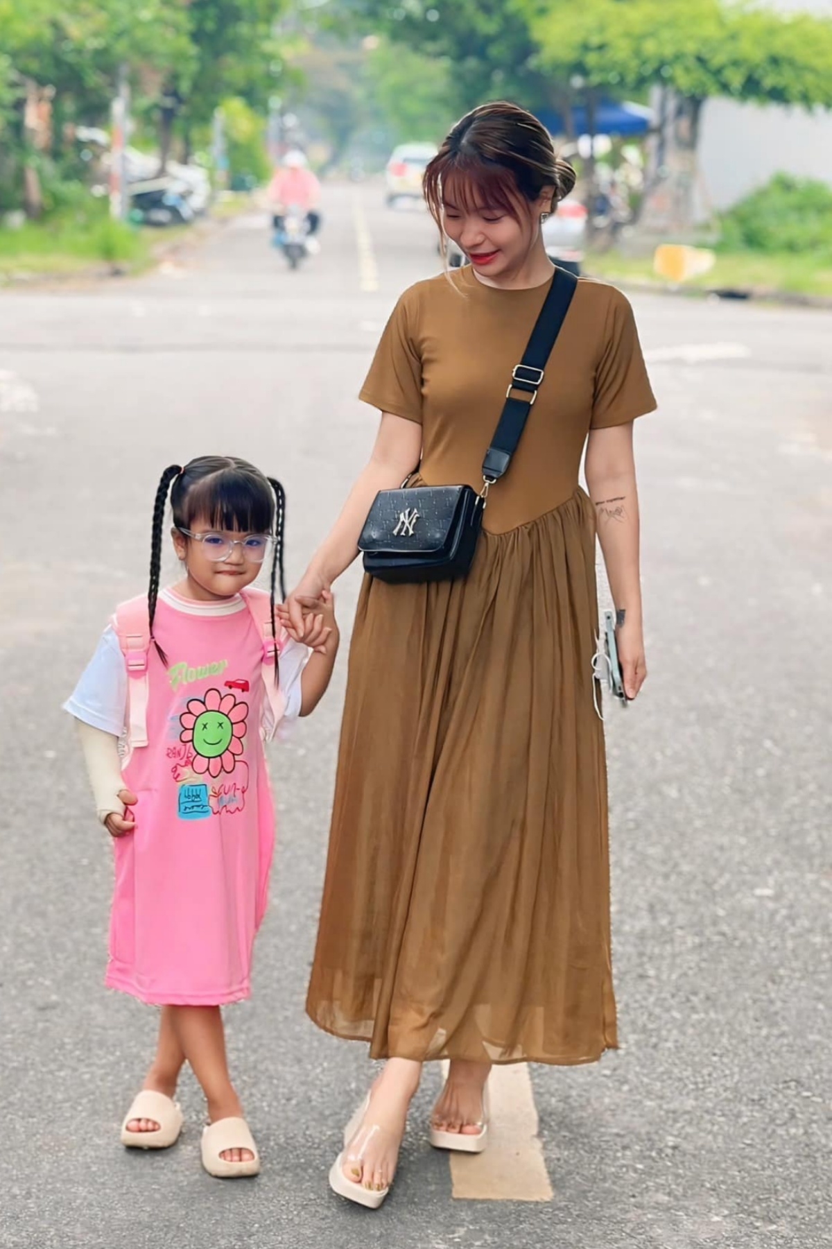Thảo Vy, vợ Mạc Văn Khoa, đưa con gái Minnie đi học. Khán giả bình luận con gái như “bản sao” của bố Mạc Văn Khoa. (Nguồn: FBNV)