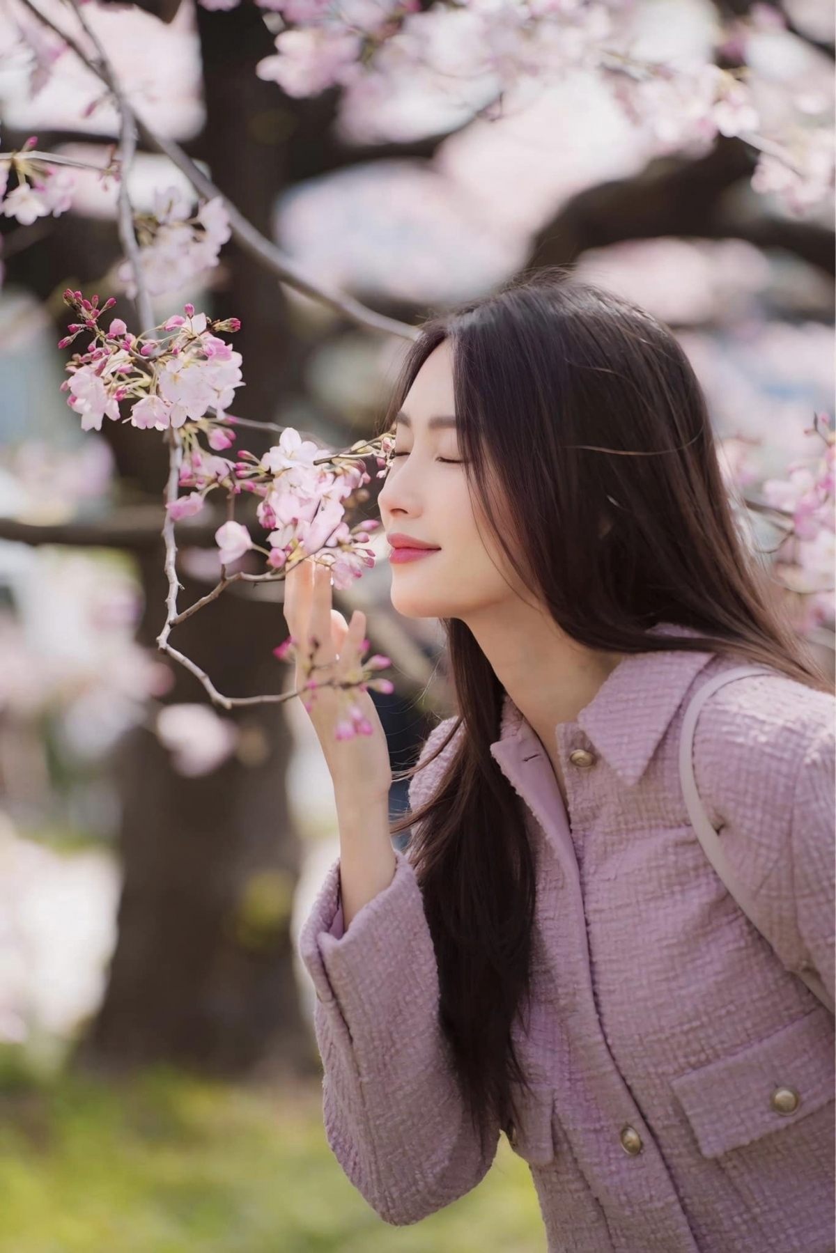 Trải qua ba lần sinh nở nhưng Đặng Thu Thảo vẫn thường được nhắc đến với biệt danh "thần tiên tỷ tỷ". Mỗi lần dự sự kiện, cô luôn trở thành tâm điểm nhờ nét đẹp trong trẻo, ngoại hình ngày càng mặn mà. Nhiều khán giả cho rằng Hoa hậu Việt Nam 2012 đẹp lên nhờ cuộc hôn nhân viên mãn.
