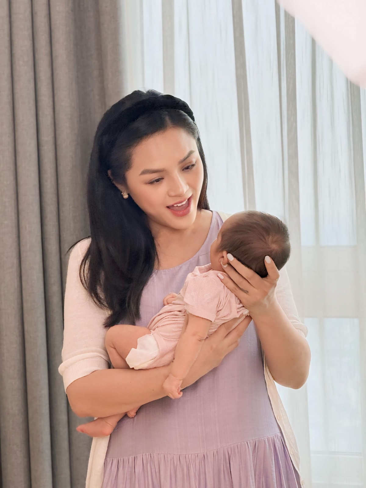 Hồi tháng 4, Thu Quỳnh lên tiếng về dòng trạng thái thông báo làm mẹ đơn thân lần 2. Nữ diễn viên giải thích "mẹ đơn thân" mà cô nói có nghĩa là không muốn tái hôn hay tổ chức lễ cưới. Vì thế, trên phương diện pháp luật, nữ diễn viên vẫn là mẹ đơn thân còn thực tế mối quan hệ giữa cô và bố của em bé vẫn rất êm ấm.