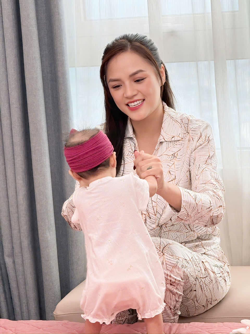 Thu Quỳnh công bố thông tin mang bầu con gái hồi tháng 11/2023 nhưng giữ kín danh tính bố em bé. Nữ diễn viên chỉ cho biết lần thứ hai mang thai là trải nghiệm hạnh phúc khi được gia đình, bạn bè và mọi người xung quanh yêu thương, chăm sóc nhiều hơn.