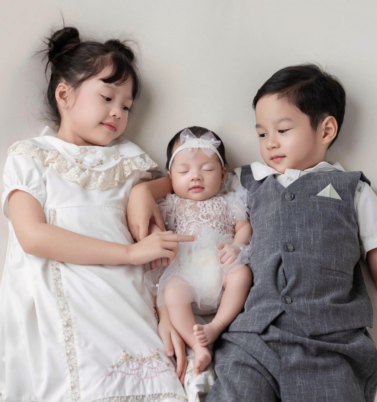 Tin đồn Đặng Thu Thảo mang thai con thứ ba rộ lên từ đầu năm 2024 nhưng cô giữ im lặng. Vào tháng 4, khi dự đám cưới người mẫu Cao Thiên Trang, Đặng Thu Thảo để lộ vòng hai lớn, khiến nhiều người càng tin rằng cô đang có tin vui. Tuy nhiên, Đặng Thu Thảo không lên tiếng chia sẻ về vấn đề này. Trong suốt thời gian mang bầu, người đẹp thường diện váy rộng khi đi dự các sự kiện giải trí.