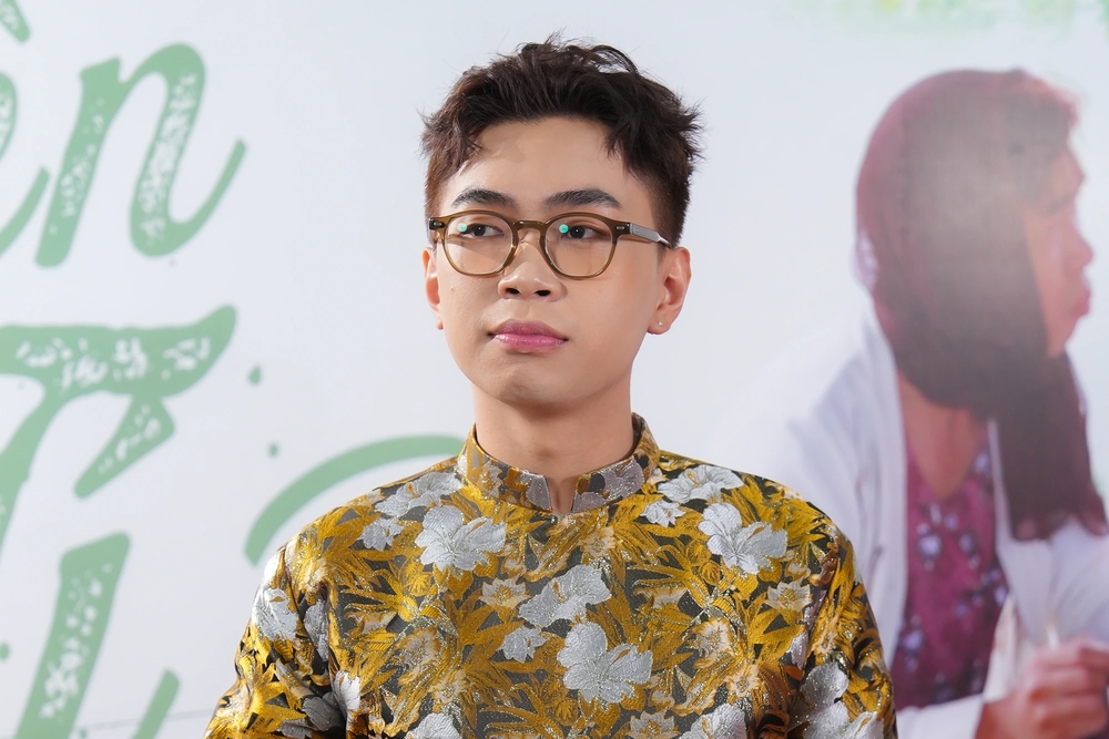 Mạng xã hội xôn xao trước loạt bài tố ẩn ý của Phan Đạt - chồng diễn viên Phương Lan về chuyện một số nghệ sĩ có đời tư bê bối. Phan Đạt đã nhắc thẳng tên một số nghệ sĩ, trong đó có Minh Dự. Theo đó, Minh Dự bị tố nói xấu các nghệ sĩ khác, có thái độ “ăn cháo đá bát”. Hiện Minh Dự chưa lên tiếng về vấn đề này. (Nguồn: FBNV)