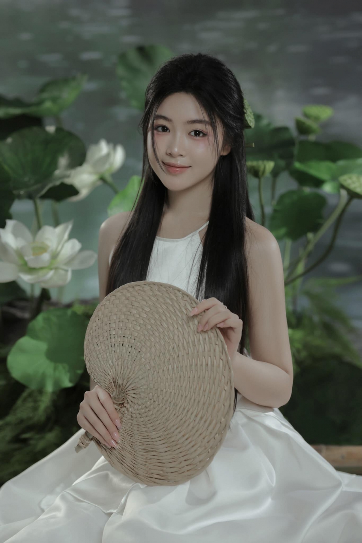 Lọ Lem – con gái Quyền Linh diện yếm đào khoe làn da trắng mịn trong bộ ảnh chụp với hoa sen. (Nguồn: FBNV)