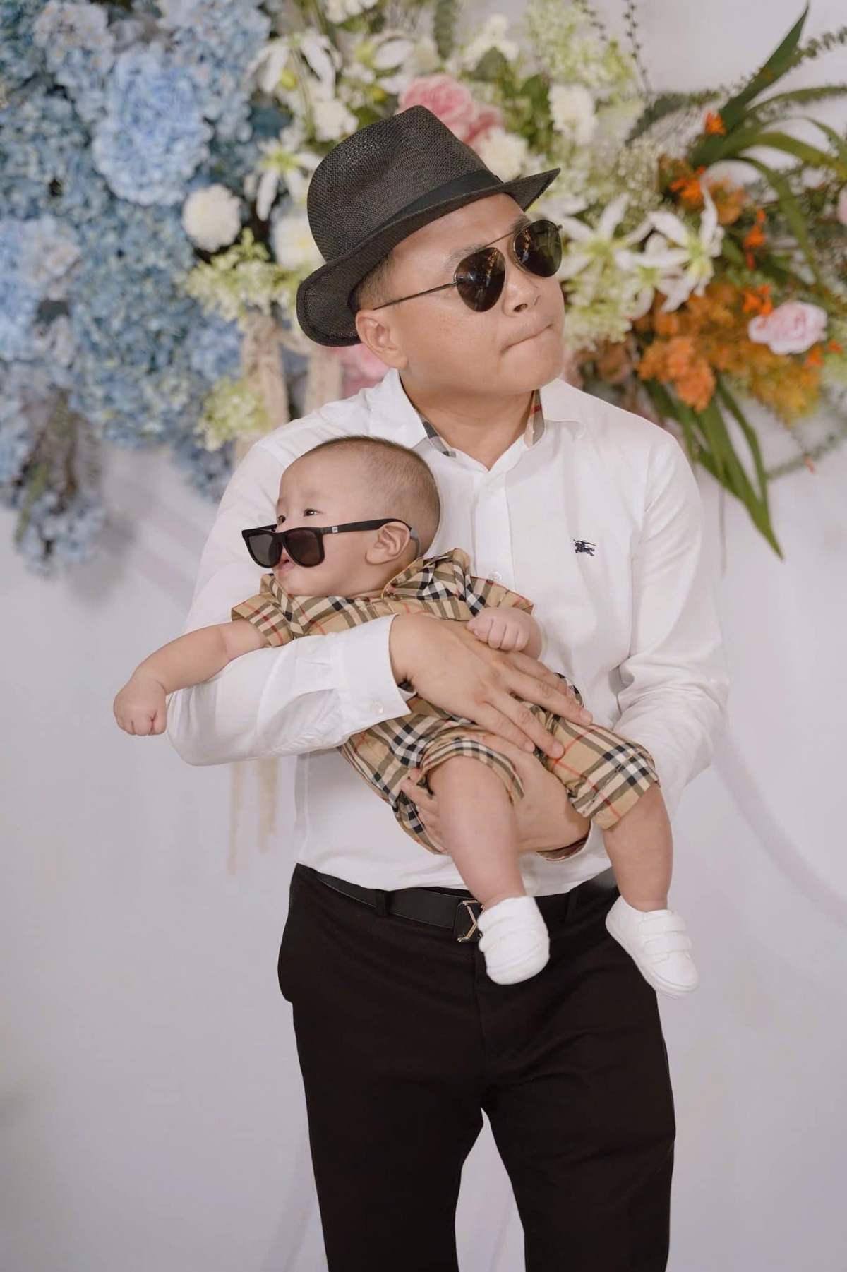 Shark Bình đăng ảnh cùng con trai với trạng thái hài hước: “Hai anh em mình đứng đây xin vía quý 4 may mắn về đích kế hoạch kinh doanh 2024 nào”. (Nguồn: FBNV)