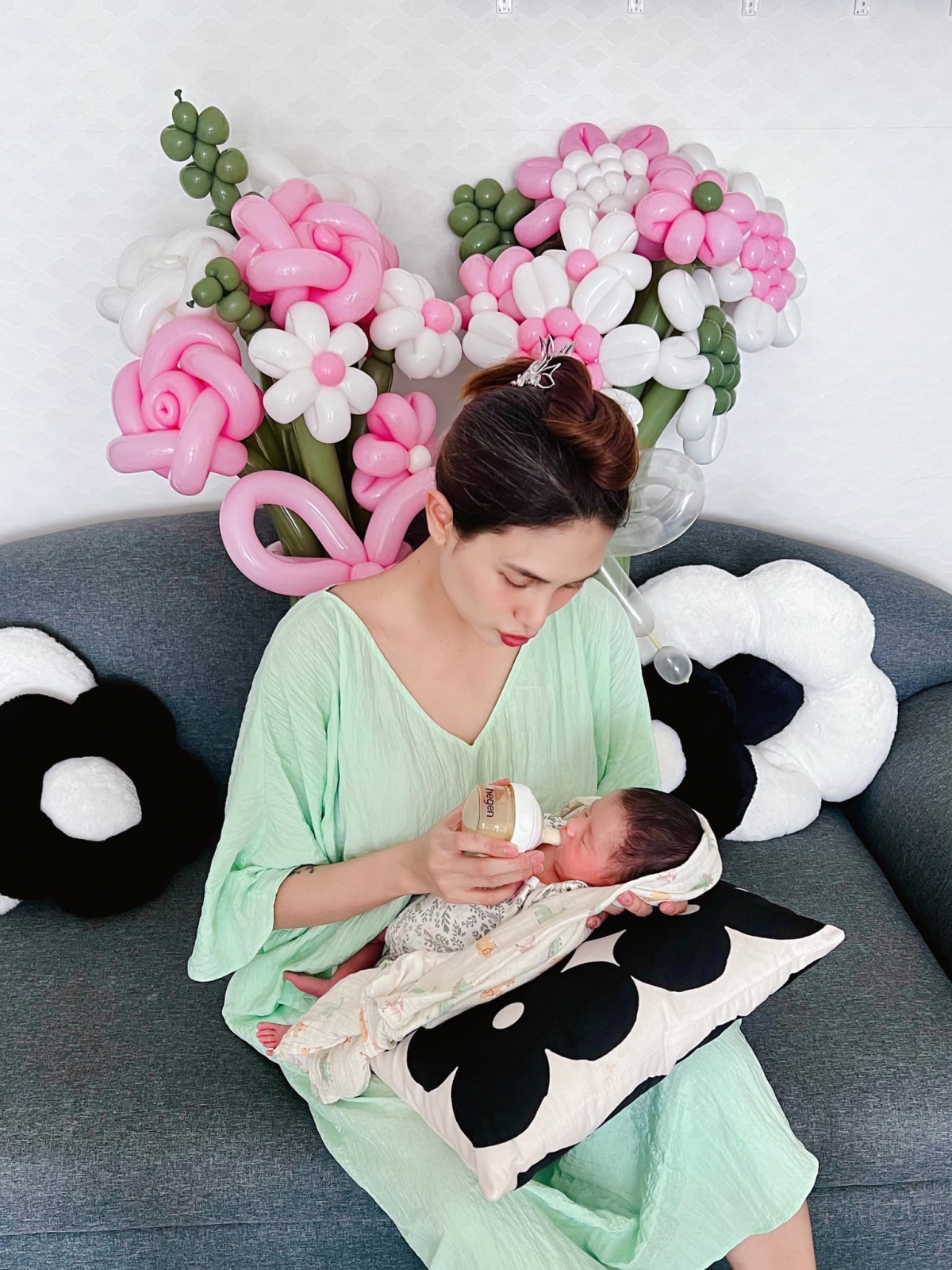 “Làm mẹ vất vả thật, nhưng hạnh phúc gấp trăm lần. Cũng xứng đáng lắm chứ. Tấm ảnh nhìn ra con người bình thường hiếm hoi của tui”, siêu mẫu Võ Hoàng Yến tâm sự khi lần đầu làm mẹ. (Nguồn: FBNV)