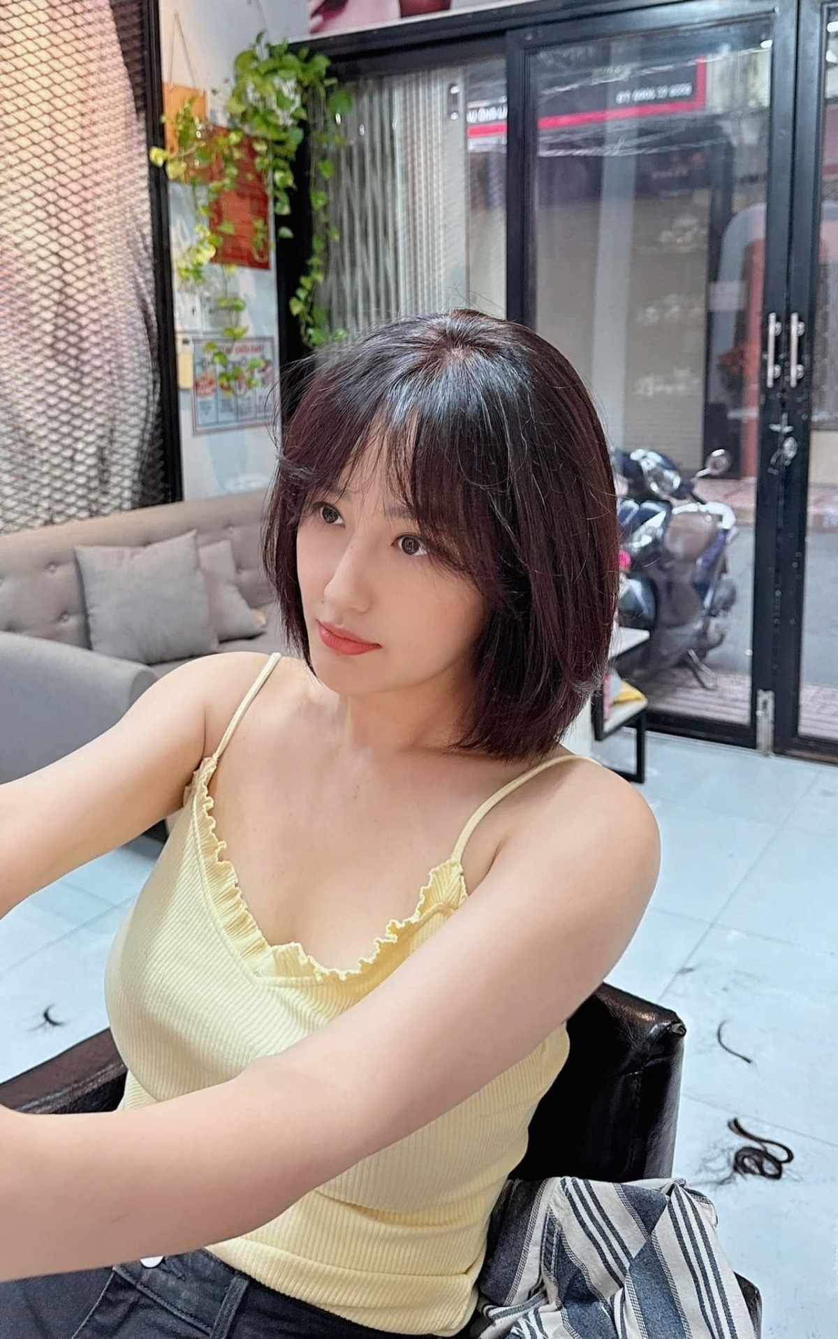 Hoa hậu Mai Phương Thúy khoe ảnh tóc ngắn: “Xin lỗi vì ngày nào cũng đăng nhiều dòng trạng thái. Riêng hôm nay đã năm cái”. (Nguồn: FBNV)
