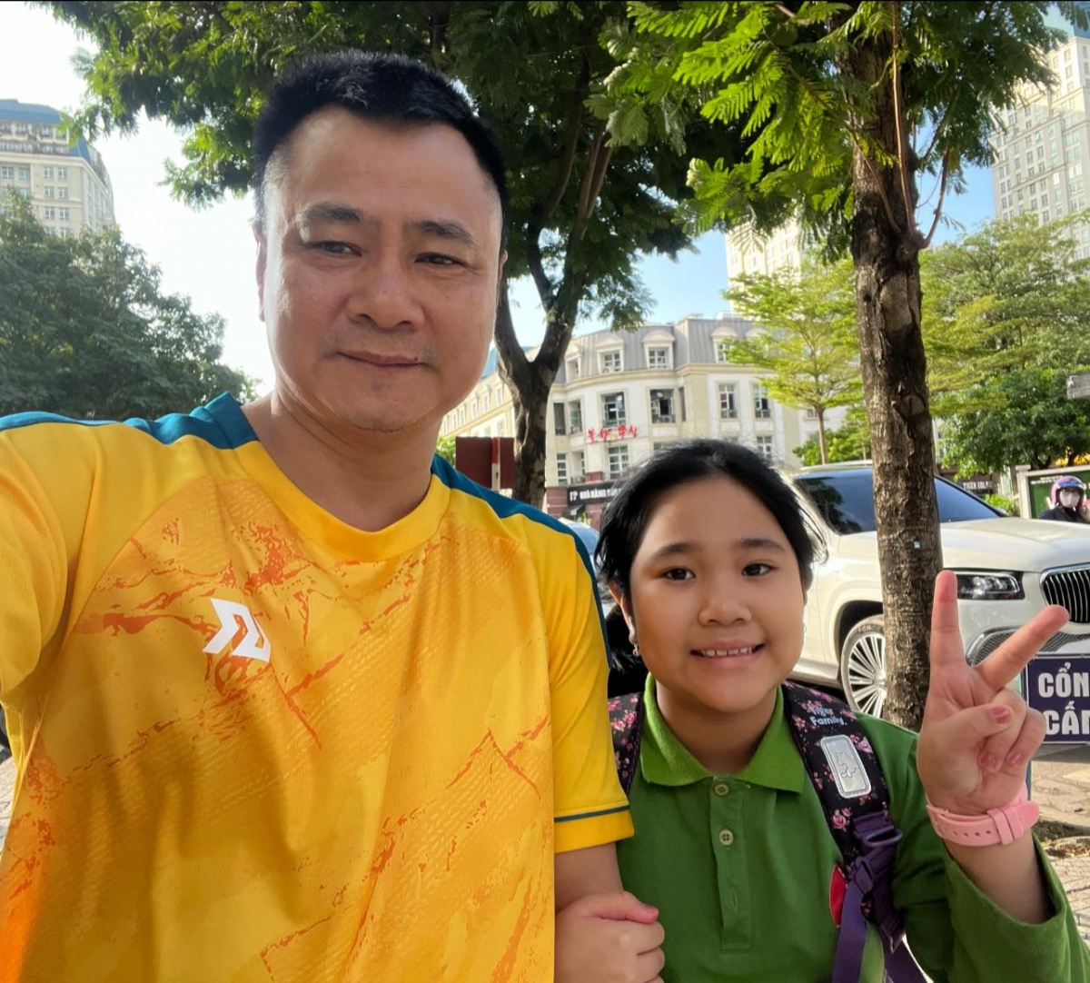 NSND Tự Long đăng ảnh đưa con gái đi học. “Sáng mùa thu nụ cười bay trong nắng. Sánh bước bên em lòng thấy hân hoan. Gạt đi tất cả những lo toan phiền muộn. Bởi em là lẽ sống của đời tôi”, anh viết. (Nguồn: FBNV)