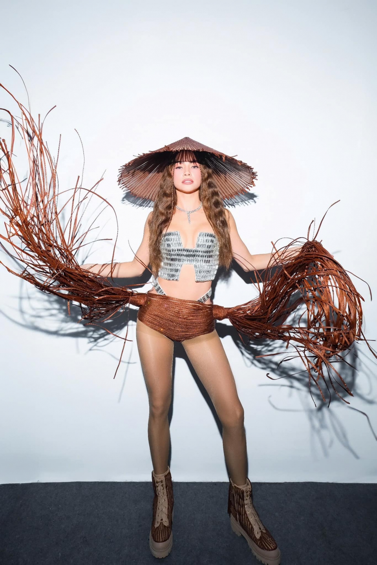 Hồ Ngọc Hà trong trang phục lạ mắt khi trình diễn tại Miss Cosmo 2024: “Cảm ơn anh Công Trí với bộ trang phục đầy ấn tượng cho em Hà”. (Nguồn: FBNV)