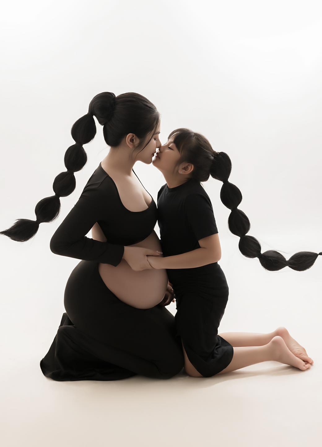 Vân Trang chúc mừng sinh nhật con gái: “Ngày này 8 năm trước, mẹ được ôm em bé trong tay, và kể từ đó đến nay, không giây phút nào mẹ không có em. Em bé ngoan hiền đáng yêu của mẹ! Cám ơn em đã đến bên mẹ. Mẹ yêu con nhiều lắm”. (Nguồn: FBNV)