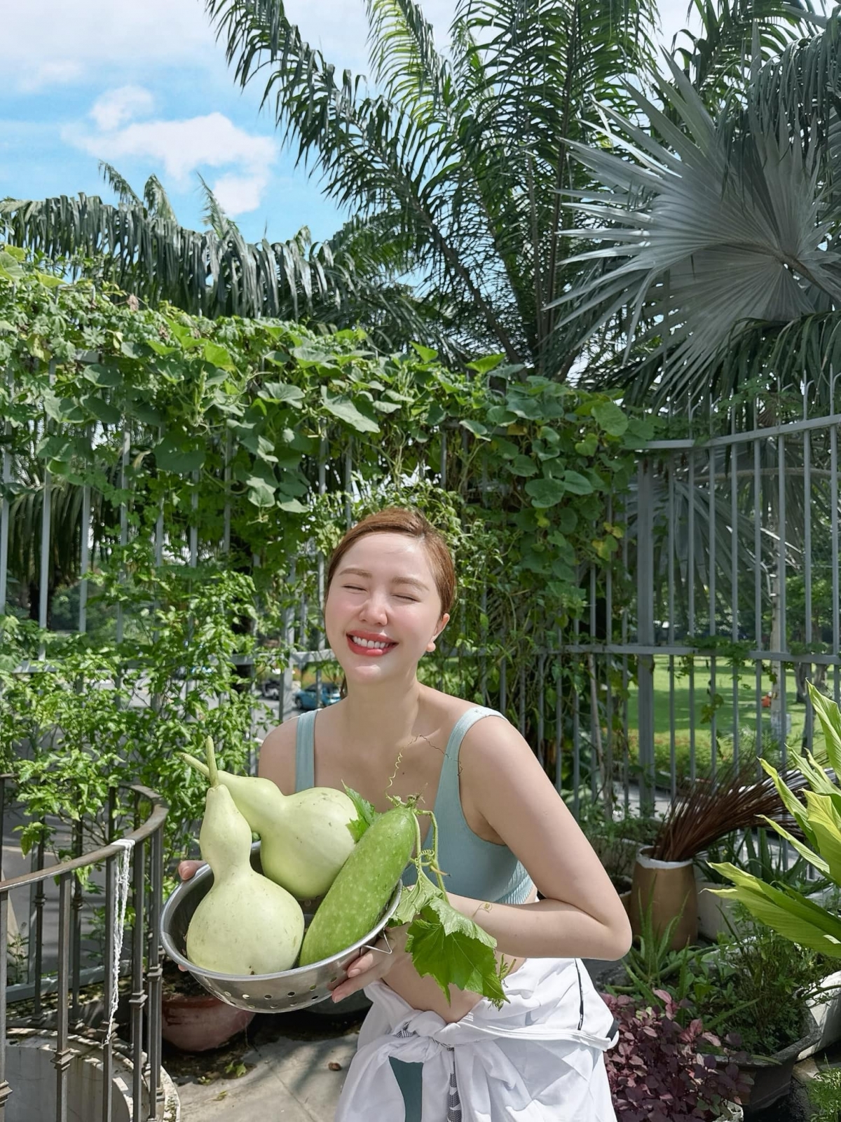 Bảo Thy phấn khởi trước khi thu được thành quả nhỏ: “Sáng nay đi tập thể dục về Thy đã thu hoạch được 2 trái bầu hồ lô và 1 trái bí đao trong chiếc vườn mini nhỏ xinh tại nhà mình! Vậy là chiều nay đi học về em Vic được ăn bầu bí xanh, sạch được mẹ ươm trồng với tất cả tình yêu thương rồi!”. (Nguồn: FBNV)