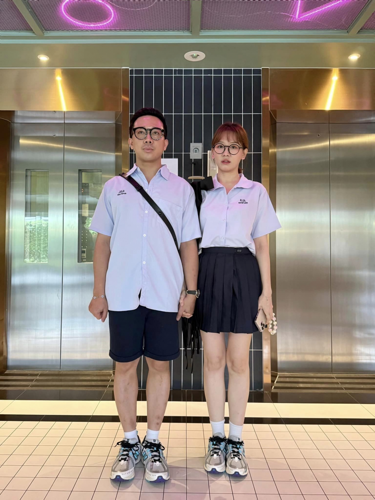 Trấn Thành và bà xã Hariwon trẻ trung trong bộ đồng phục học sinh. Hai vợ chồng đang tận hưởng chuyến du lịch ở Thái Lan. (Nguồn: FBNV)