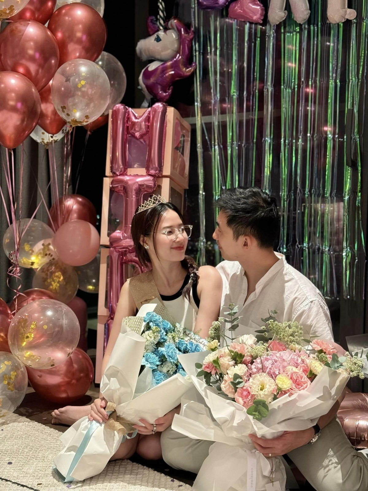 “Tuổi mới an lành”, Midu mừng sinh nhật bên ông xã và bạn bè. (Nguồn: FBNV)