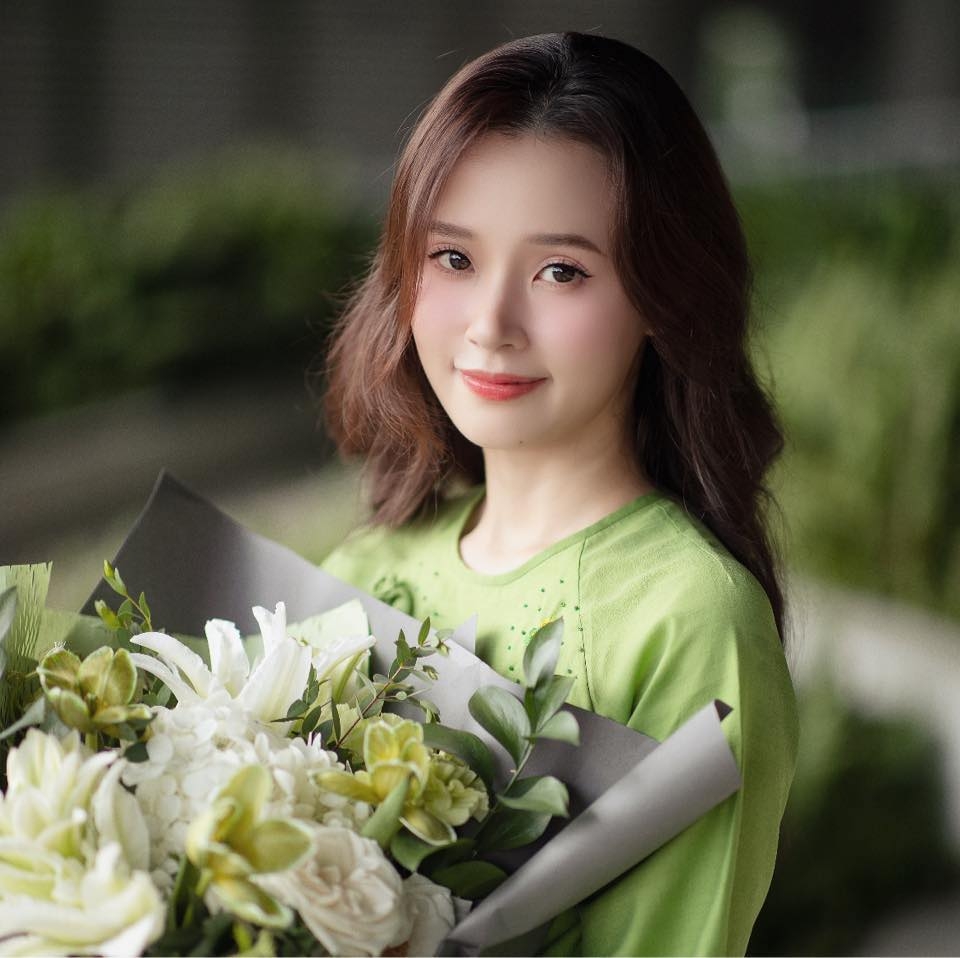 Midu đón tuổi mới với hình ảnh trong trẻo. “Chúc mừng sinh nhật. Chúc em Hạ mát, Đông ấm, Xuân về, Thu sang. Bốn mùa hạnh phúc. Mong em an lành như cây cỏ, mọi thứ thuận theo tự nhiên, yên tĩnh mà rực rỡ”, người đẹp viết. (Nguồn: FBNV)