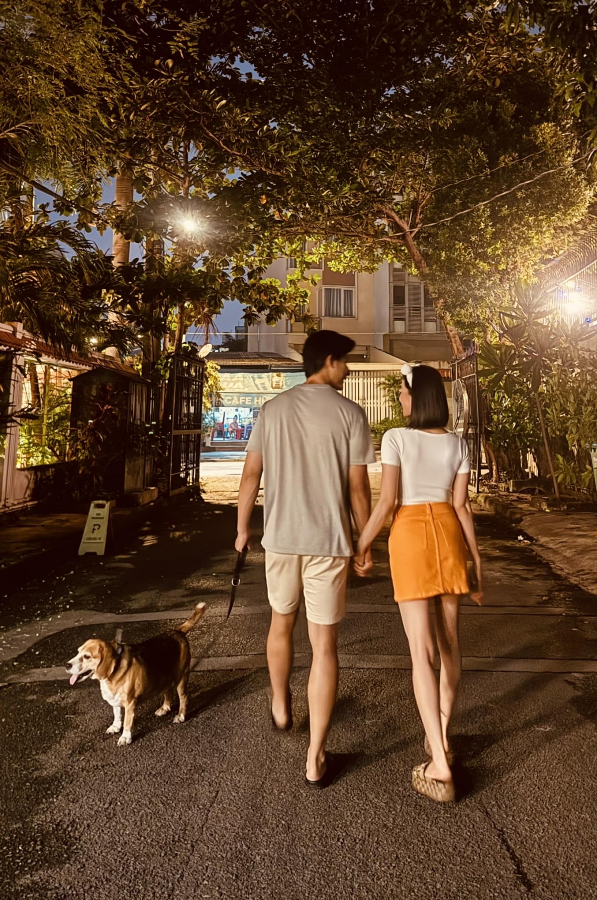 Lệ Quyên tay trong tay tình tứ cùng Lâm Bảo Châu, dành những lời có cánh cho nửa kia. “Người ta càng cố gắng bịa đặt, gán ghép, xúc xiểm về chàng thì thực tế là họ đang nâng chàng lên đấy. Tớ lại càng trân trọng tư cách và sự tử tế của chàng hơn, bởi hơn ai hết bản thân ta tự biết trong cuộc mọi thứ là thật hay chỉ phông bạt. Tớ biết mình chưa bao giờ chọn sai người!”, nữ ca sĩ viết. (Nguồn: FBNV)