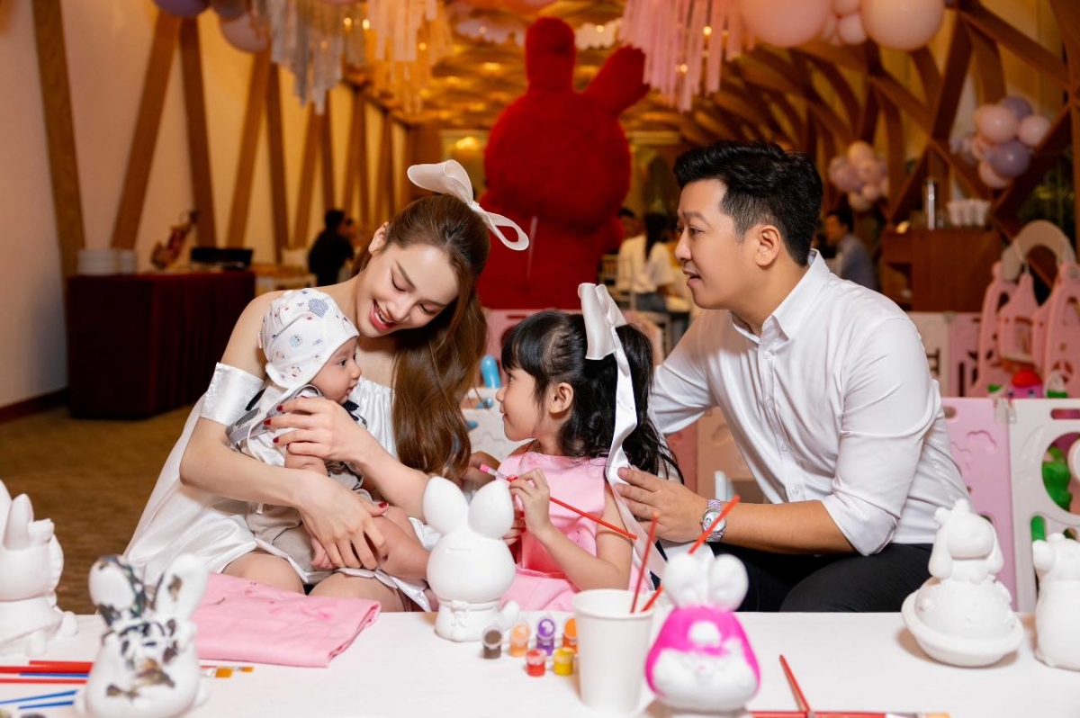 Nhã Phương đăng ảnh gia đình nhân dịp con trai tròn 3 tháng: “Em Bé của mẹ khi tròn 3 tháng, nhanh quá sắp tròn 1 tuổi rồi”. (Nguồn: FBNV)