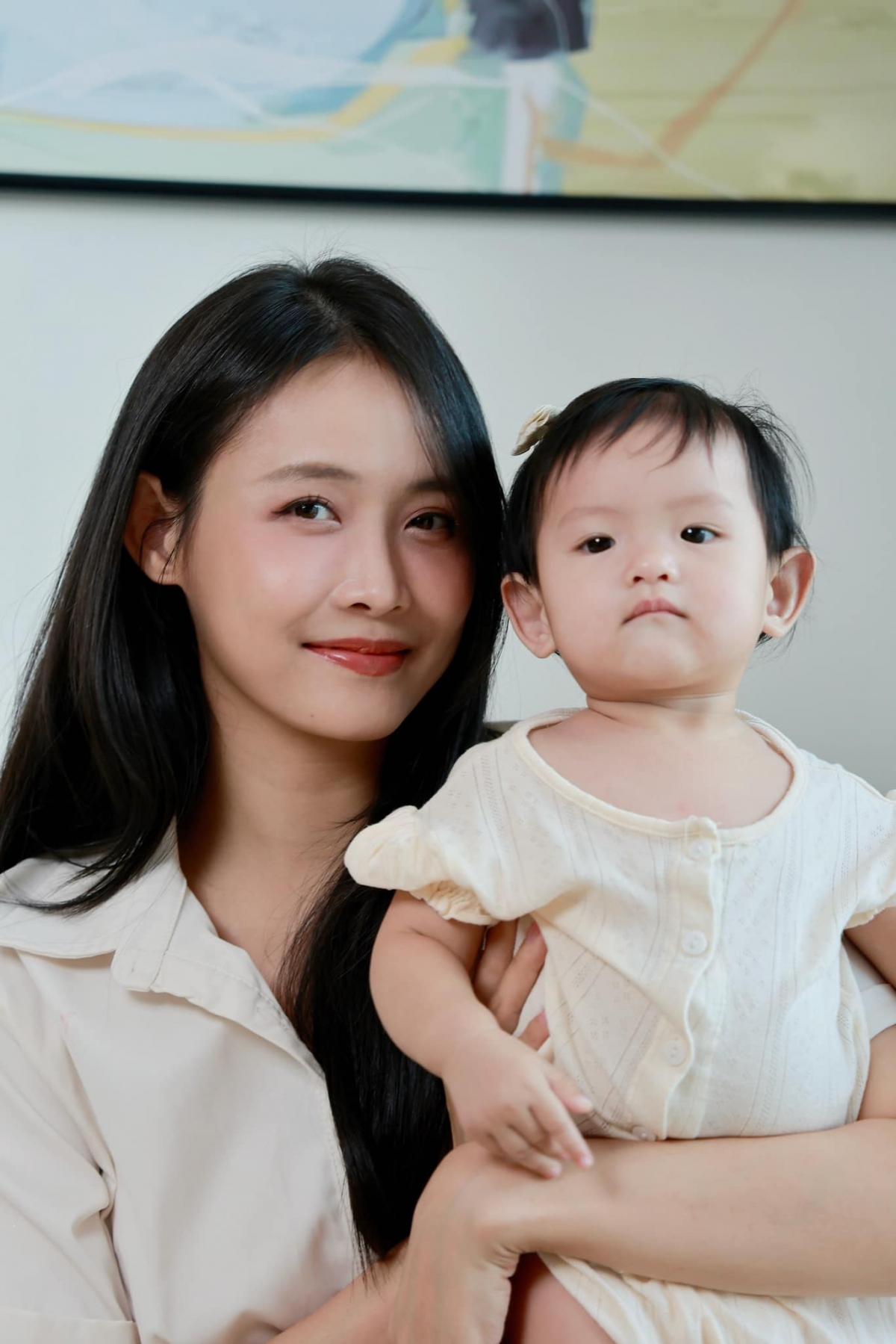 Trương Mỹ Nhân khoe ảnh bên con gái. Khán giả nhận xét em bé càng lớn càng giống mẹ. (Nguồn: FBNV)