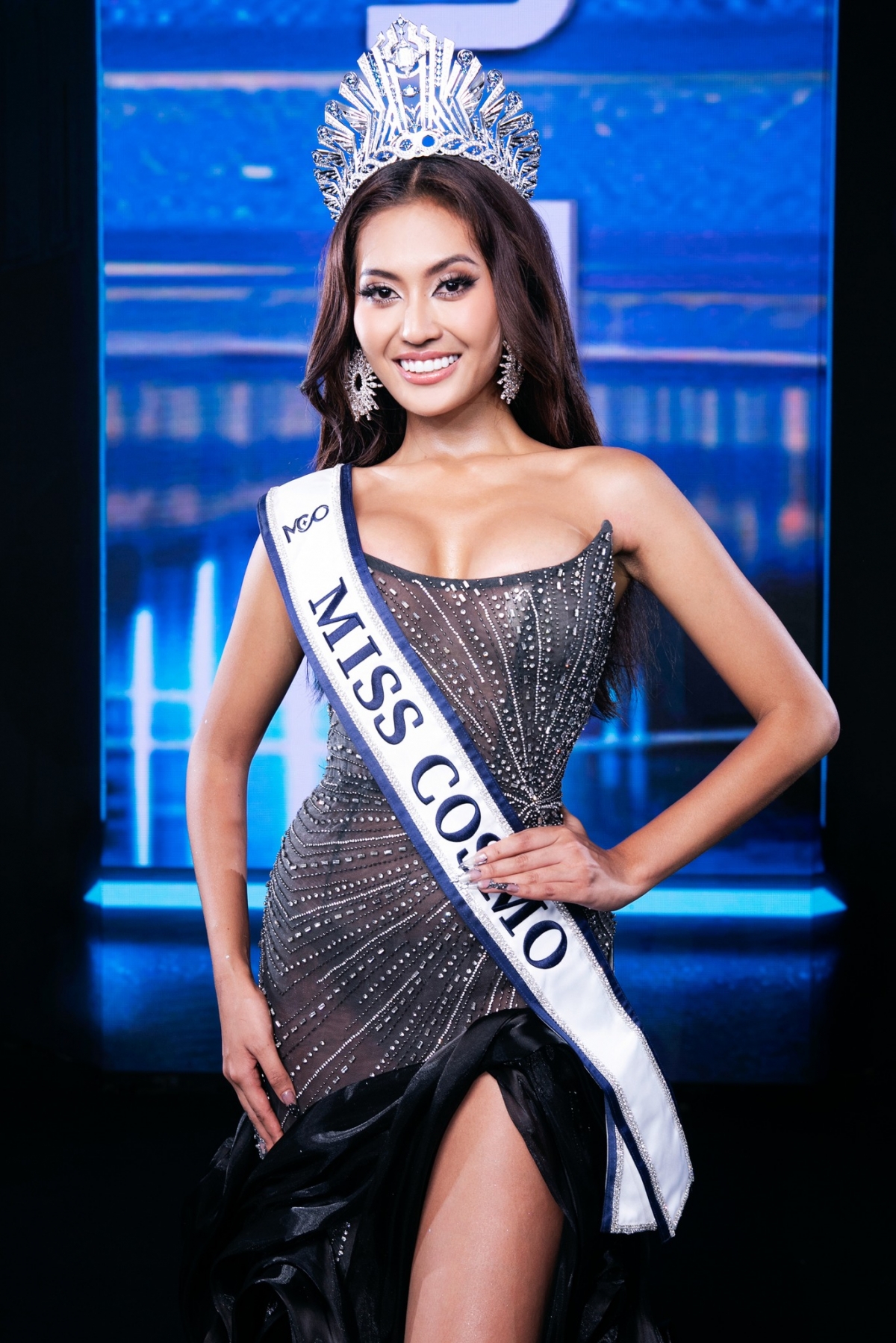 Ketut Permata Juliastrid năm nay 21 tuổi, đến từ Bali, cao 1m73. Cô từng đoạt á hậu 2 Puteri Indonesia 2024. Người đẹp đam mê thời trang, ủng hộ du lịch bền vững nhiều năm qua. Cô đang theo học ngành thiết kế thời trang, đồng thời là người mẫu chuyên nghiệp. (Ảnh: Miss Cosmo)