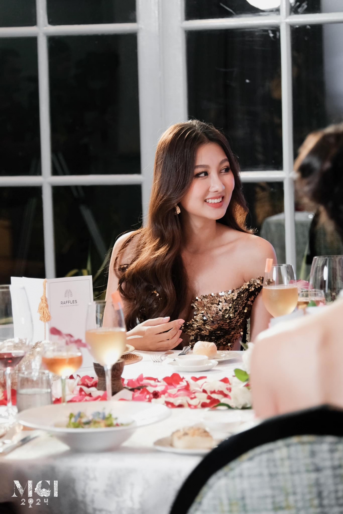 Quế Anh tại bữa tiệc tối cùng ông Nawat - Chủ tịch Miss Grand International. (Ảnh: Miss Grand International)