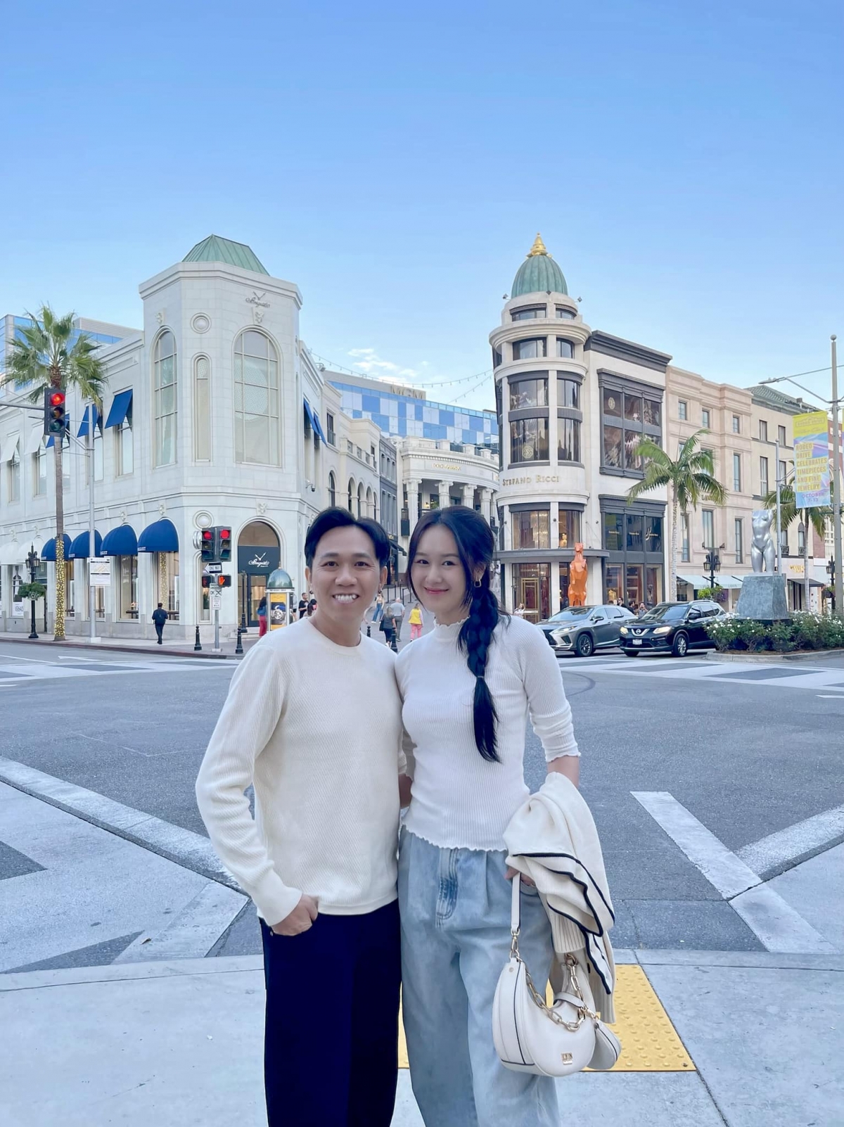 Vợ chồng Anh Đức – Anh Phạm đi chơi tại Mỹ. Cặp đôi vừa tổ chức đám cưới vào tháng 9. (Nguồn: FBNV)