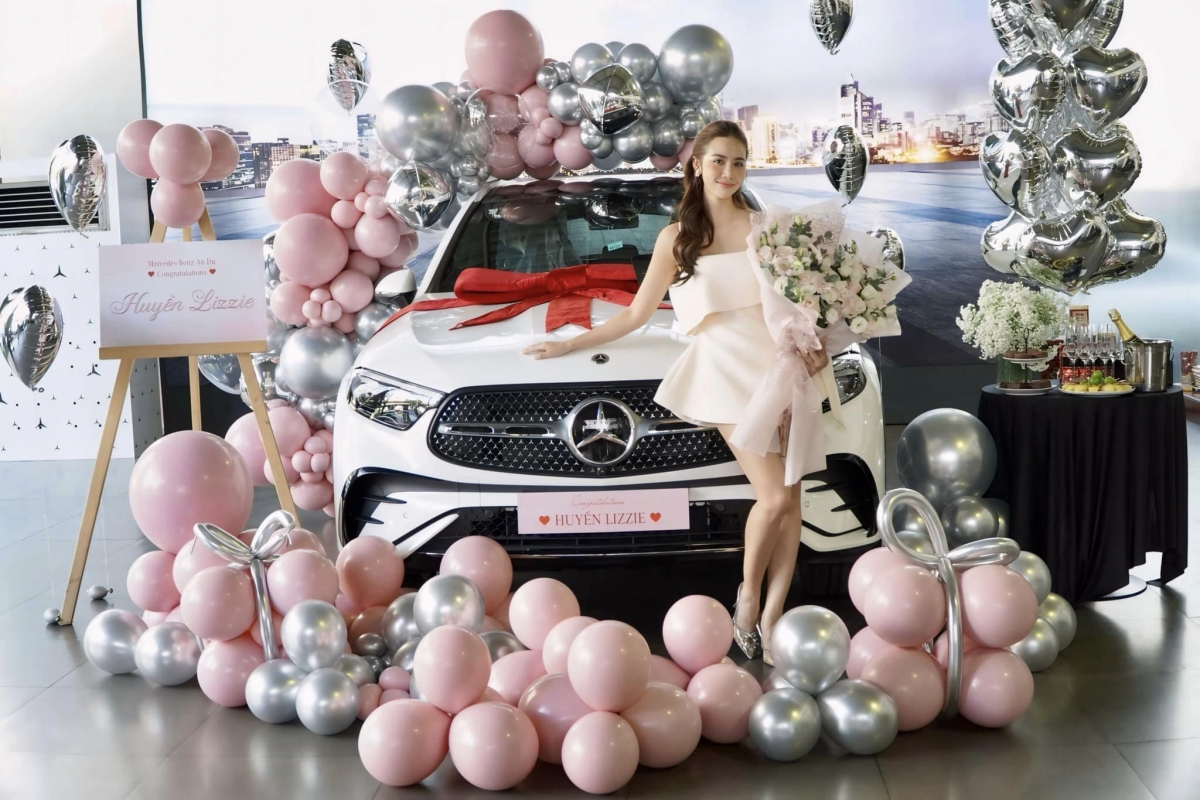 “Đón em về”, Huyền Lizzie lên đồ xinh xắn đi nhận xe ô tô mới. (Nguồn: FBNV)