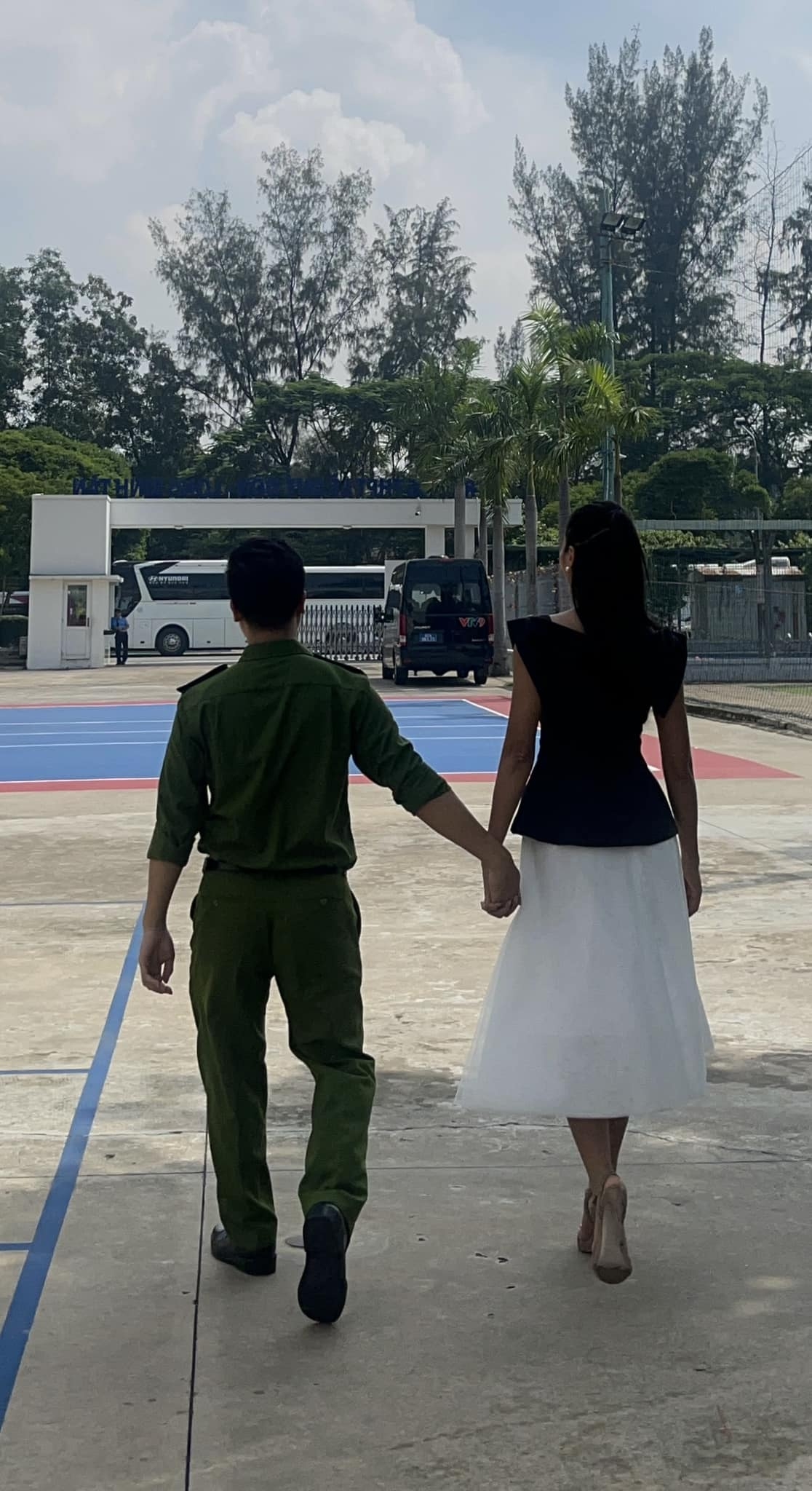 Hoa hậu H'Hen Niê đăng ảnh công khai nắm tay một người đàn ông kèm dòng trạng thái: "Cùng đi về phía trước thôi". Ngay sau đó, bức ảnh của Hoa hậu H'Hen Niê nhanh chóng nhận được sự quan tâm từ cộng đồng mạng. Phía dưới bài viết, khán giả để lại lời chúc mừng và bày tỏ sự tò mò về danh tính của người đàn ông này. Hiện tại, Hoa hậu H'Hen Niê chưa có phản hồi nào về bức ảnh trên. (Nguồn: FBNV)