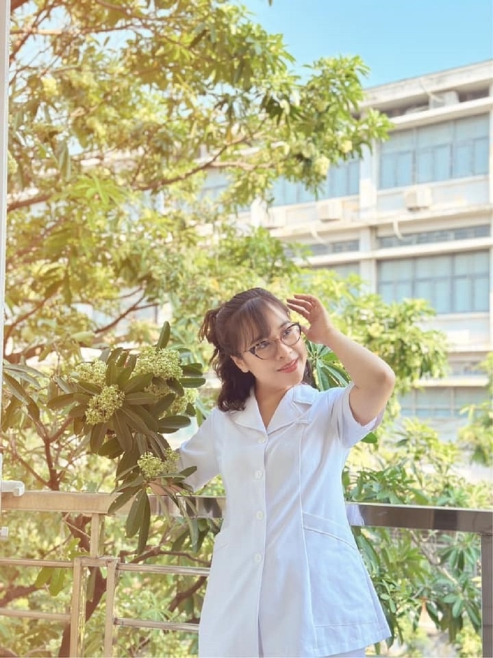 Nữ điều dưỡng bên hoa sữa gây sốt mạng