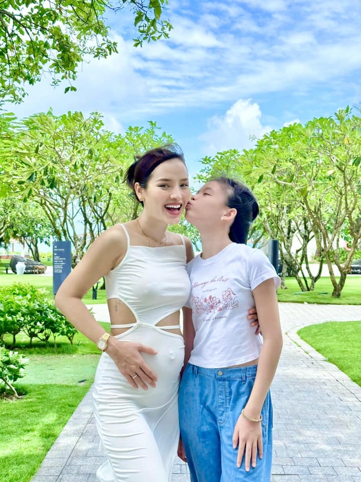 “Con gái yêu nay cao gần bằng mẹ luôn rồi”, Phương Trinh Jolie khoe bụng bầu bên cạnh con gái. Nữ ca sĩ hiện đang mang bầu lần thứ ba. (Nguồn: FBNV)